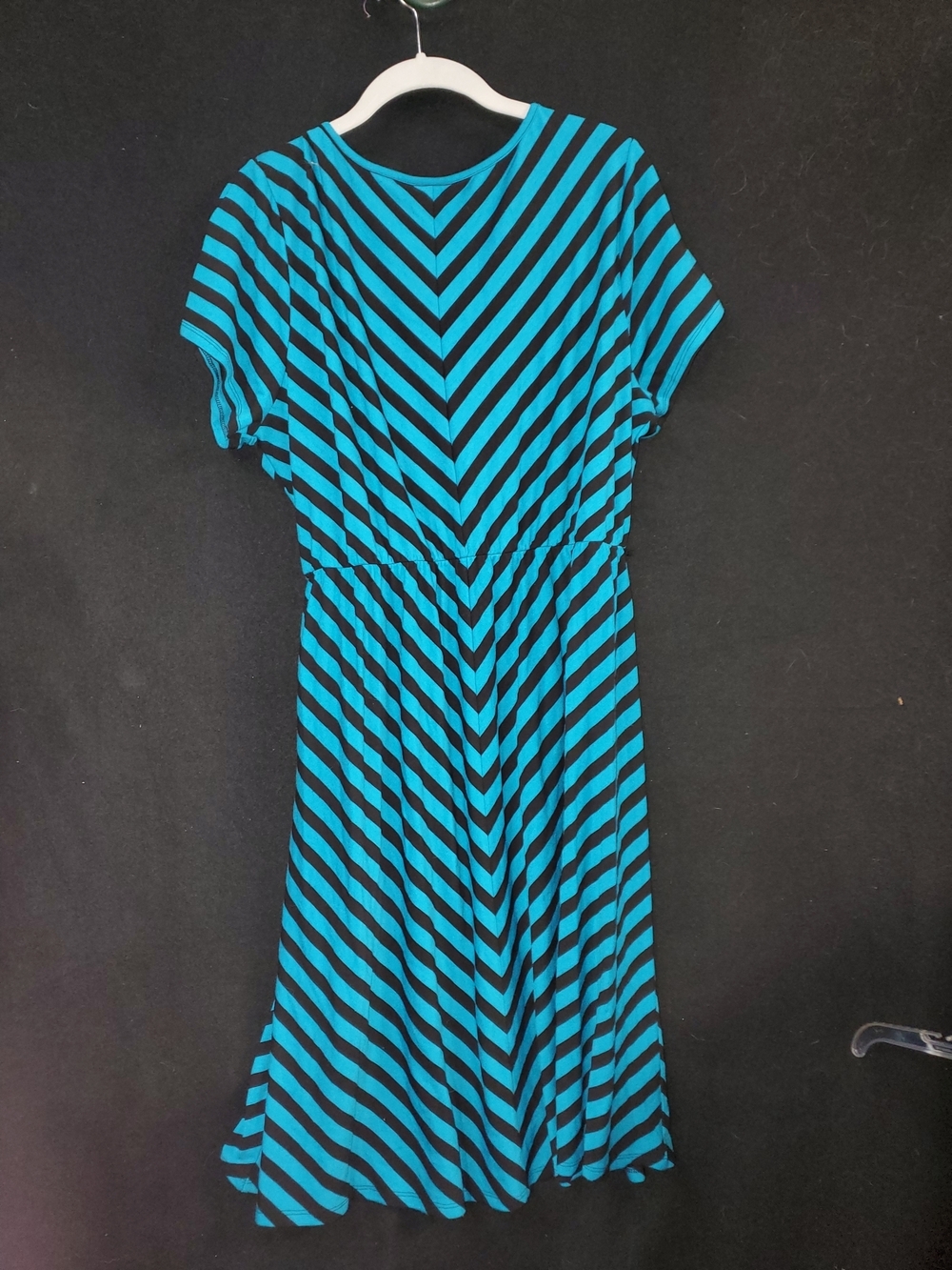 Torrid Black and Teal Chevron Stripe Scoop Top - Picture 4 of 4